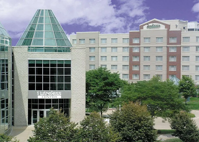 Hotel Wyndham On John Deere Commons