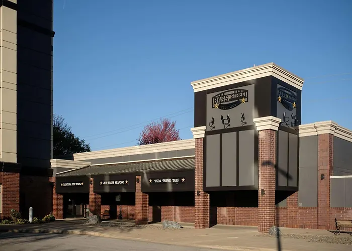 Wyndham On John Deere Commons Hotel 4*