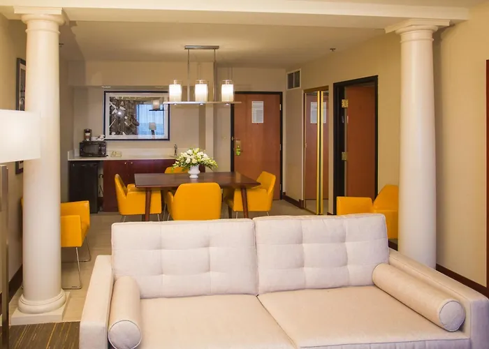 Hotel Wyndham On John Deere Commons 4*