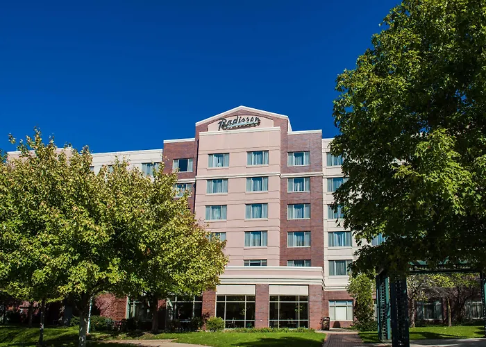 Hotel Wyndham On John Deere Commons