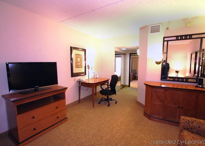 Hotel Wyndham On John Deere Commons 4*