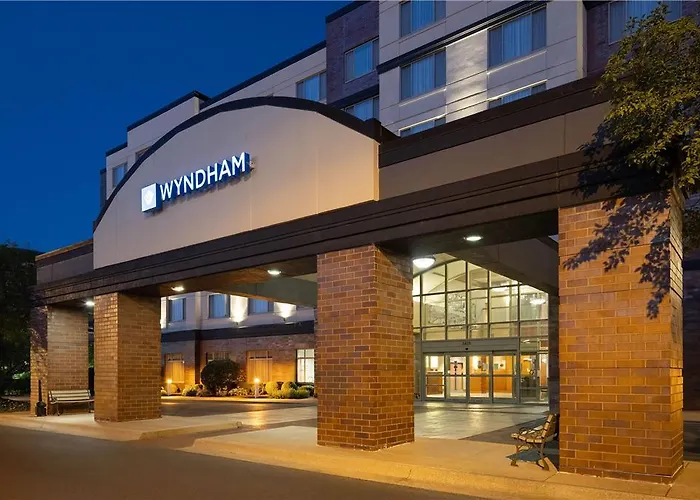 Wyndham On John Deere Commons Hotel 4*