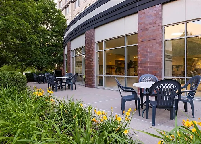 Hotel Wyndham On John Deere Commons 4*