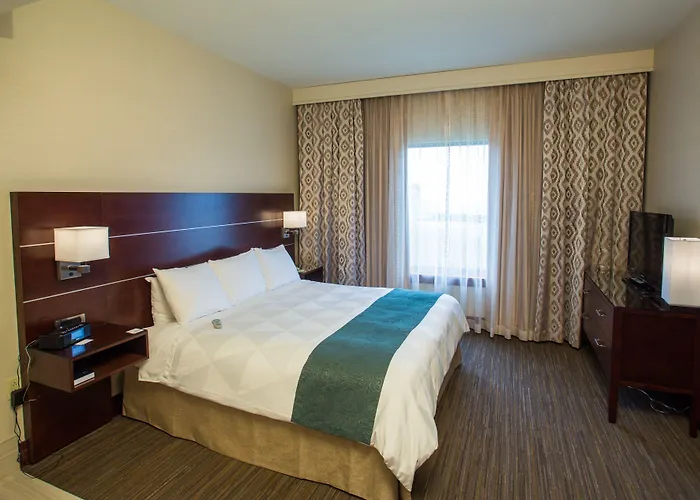 Hotel Wyndham On John Deere Commons