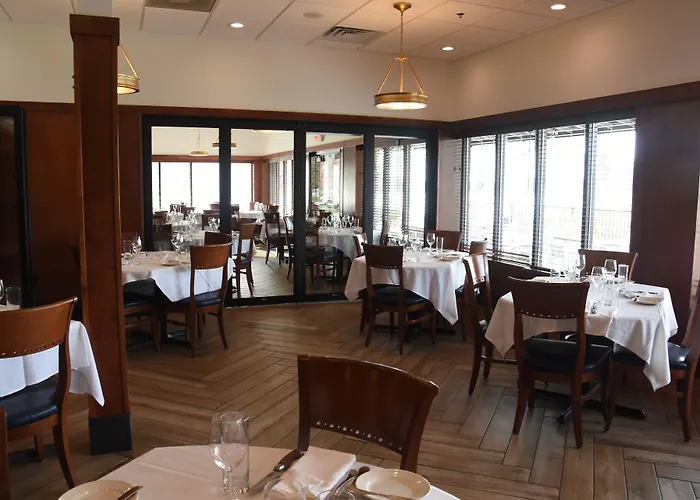 Wyndham On John Deere Commons Hotel 4*