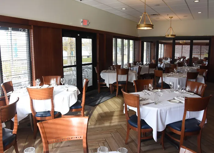 Wyndham On John Deere Commons Hotel 4*