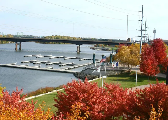 Hotel Wyndham On John Deere Commons Moline